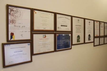 Certyfikaty dr. Jacka Zdanowicza i dr. Zbigniewa Dawida. Obecny gabinety przy ul. Barlickiego 10
